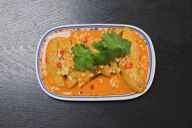 Cold Cut Chicken with Housemade Sauce (口水雞)
